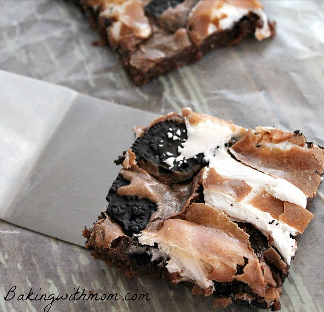 Marshmallow Oreo Brownie with spatula 