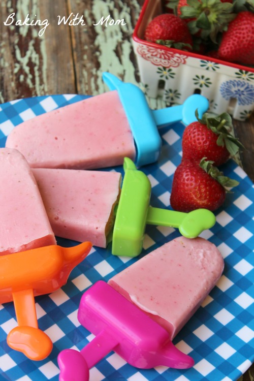 Easy Strawberry Popsicles easy recipe for a summer day! Make them in no time-very healthy 