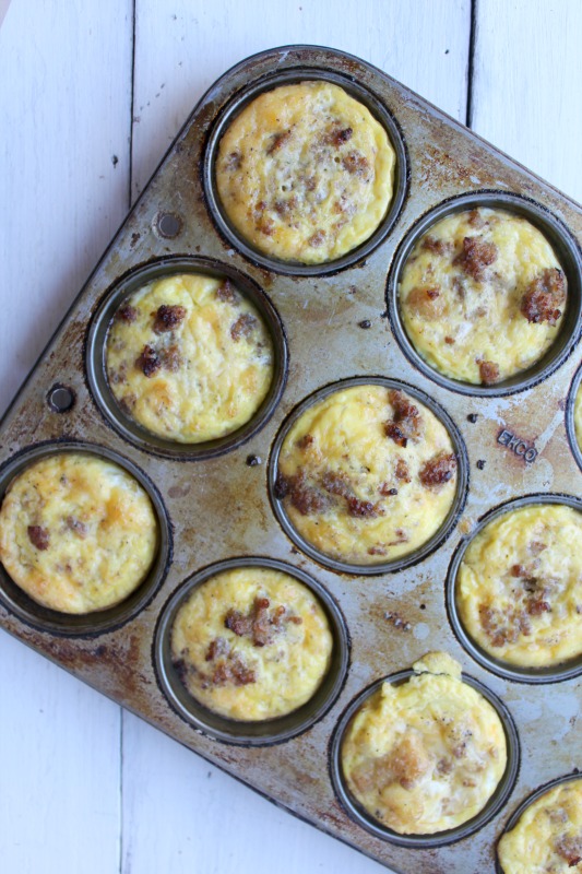 Cheesy Potato Egg Muffins Freezer friendly breakfast recipe-egg, sausage, tater tots