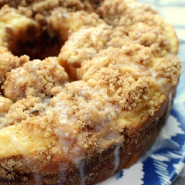 brown sugar coffee cake on a blue and white plate.