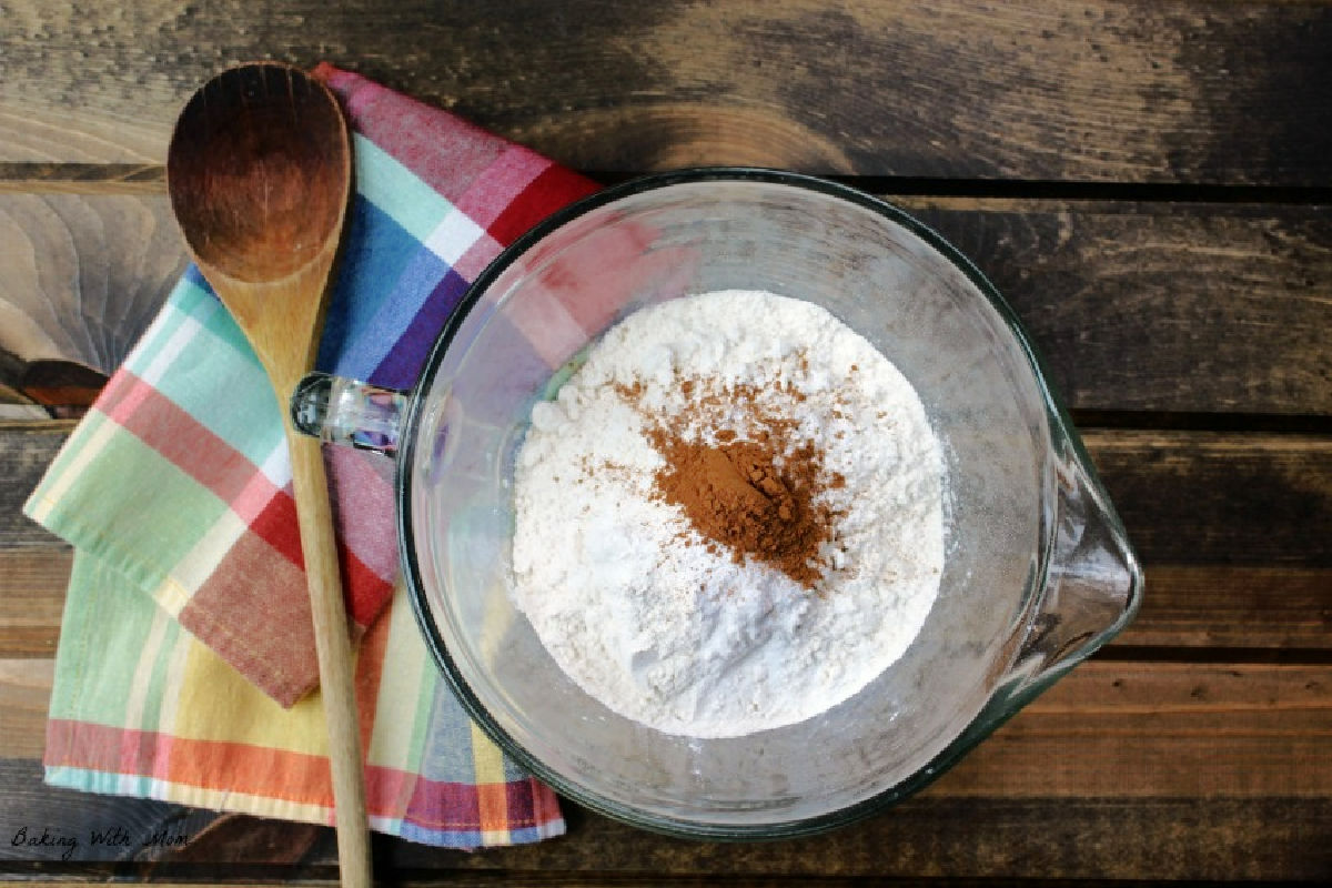 Flour and cinnamon in a clear bowl. 