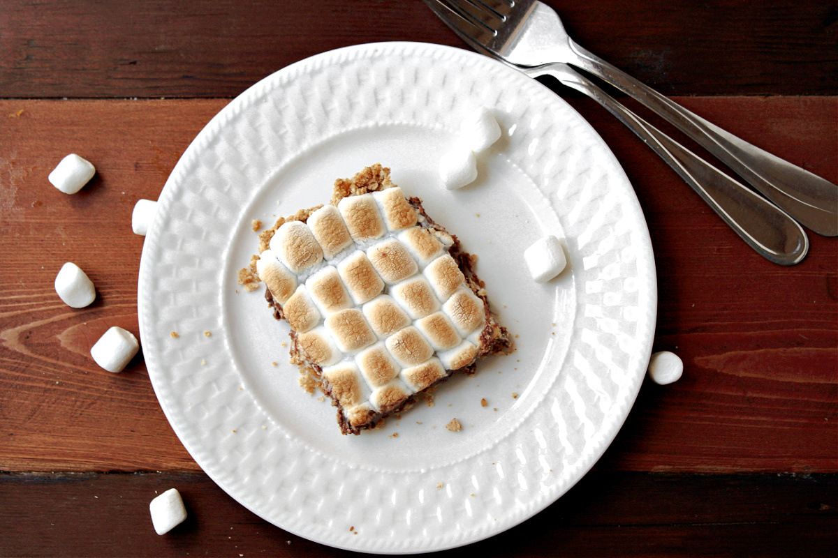 smores dessert on a white plate with marshmallows.