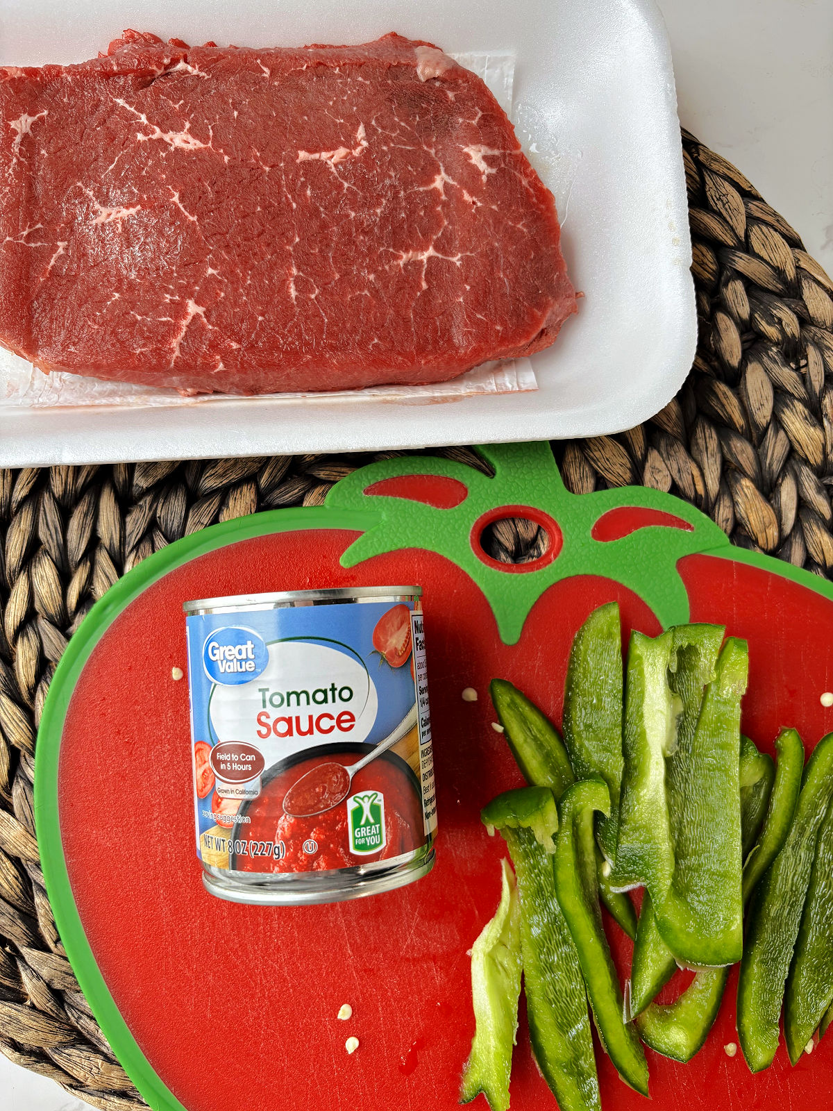 round steak, green peppers and tomato sauce.