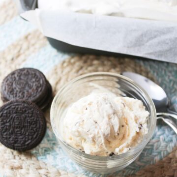 no church oreo ice cream in a clear bowl with oreos besides.